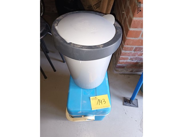 Lot 143 - vuilnisbak en frigobox campingaz - afbeelding 1 van  4