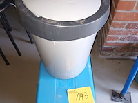 Lot 143 - vuilnisbak en frigobox campingaz - afbeelding 1 van  4