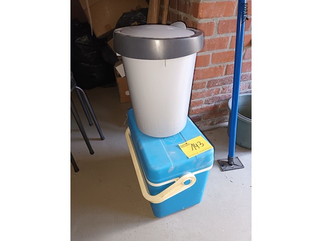 Lot 143 - vuilnisbak en frigobox campingaz - afbeelding 2 van  4