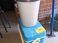 Lot 143 - vuilnisbak en frigobox campingaz - afbeelding 2 van  4