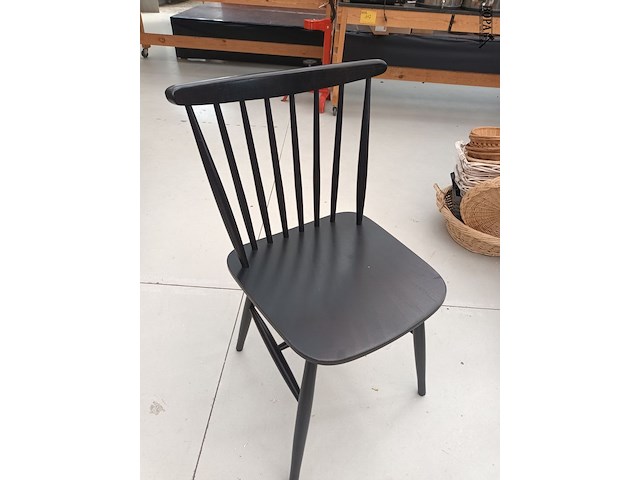 Lot 143 - zwarte houten spijlenstoel. 10 stuks - afbeelding 2 van  4