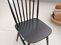 Lot 143 - zwarte houten spijlenstoel. 10 stuks - afbeelding 2 van  4