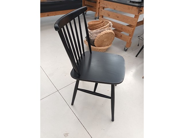 Lot 143 - zwarte houten spijlenstoel. 10 stuks - afbeelding 3 van  4