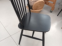 Lot 143 - zwarte houten spijlenstoel. 10 stuks - afbeelding 3 van  4
