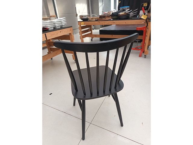 Lot 143 - zwarte houten spijlenstoel. 10 stuks - afbeelding 4 van  4