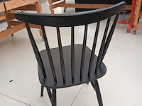 Lot 143 - zwarte houten spijlenstoel. 10 stuks - afbeelding 4 van  4