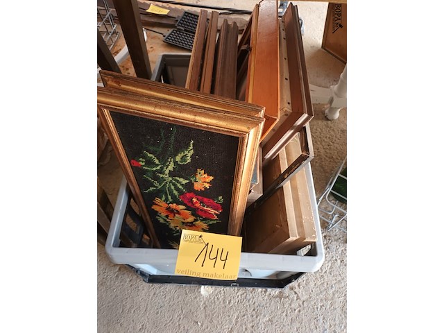 Lot 144 - bak met kaders. 15 stuks - afbeelding 1 van  2