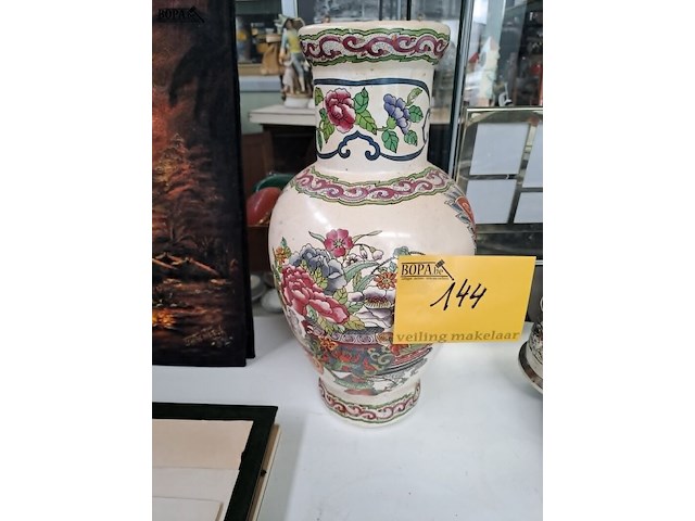 Lot 144 - chinese poseleinen vaas, 20ste eeuw, satsuma-stijl met bloem - afbeelding 1 van  2