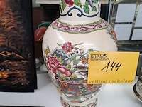 Lot 144 - chinese poseleinen vaas, 20ste eeuw, satsuma-stijl met bloem - afbeelding 1 van  2