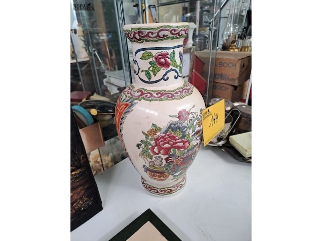 Lot 144 - chinese poseleinen vaas, 20ste eeuw, satsuma-stijl met bloem - afbeelding 2 van  2