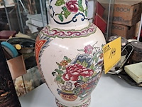 Lot 144 - chinese poseleinen vaas, 20ste eeuw, satsuma-stijl met bloem - afbeelding 2 van  2