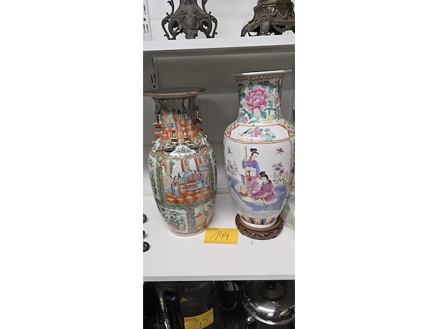 Lot 144 - chinese vazen 2 stuks - afbeelding 1 van  7