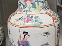 Lot 144 - chinese vazen 2 stuks - afbeelding 5 van  7