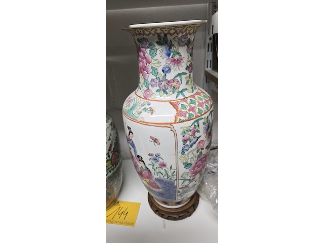 Lot 144 - chinese vazen 2 stuks - afbeelding 6 van  7