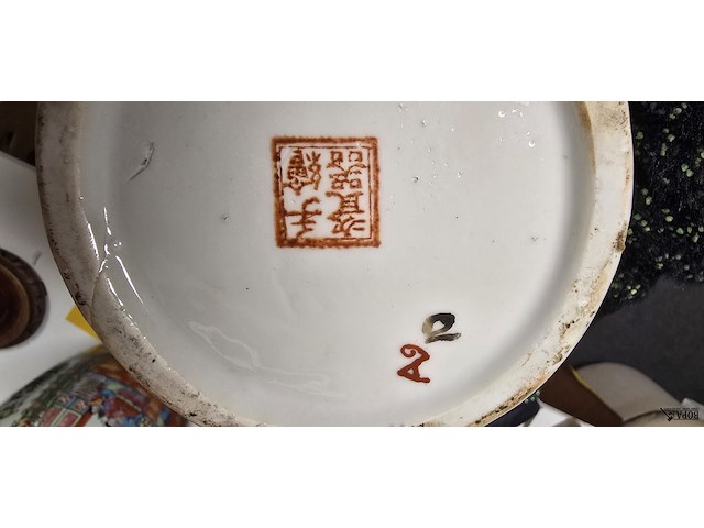 Lot 144 - chinese vazen 2 stuks - afbeelding 7 van  7