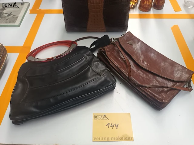 Lot 144 - handtassen. 3 stuks - afbeelding 1 van  4