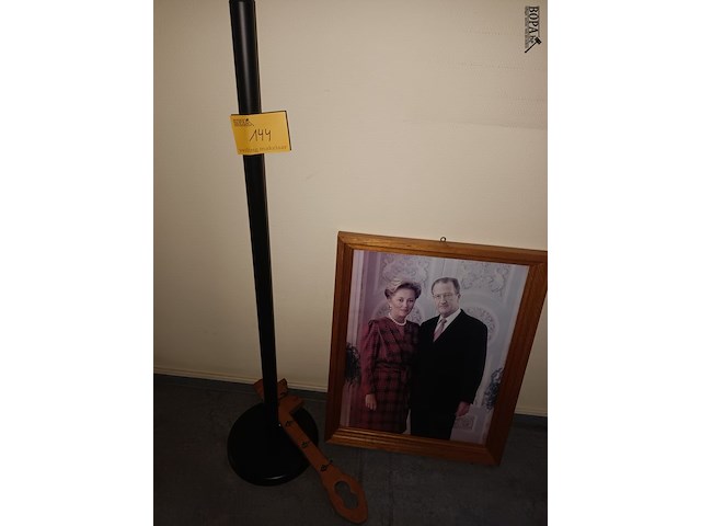 Lot 144 - kapstok, sleutelrek en kader - afbeelding 4 van  4