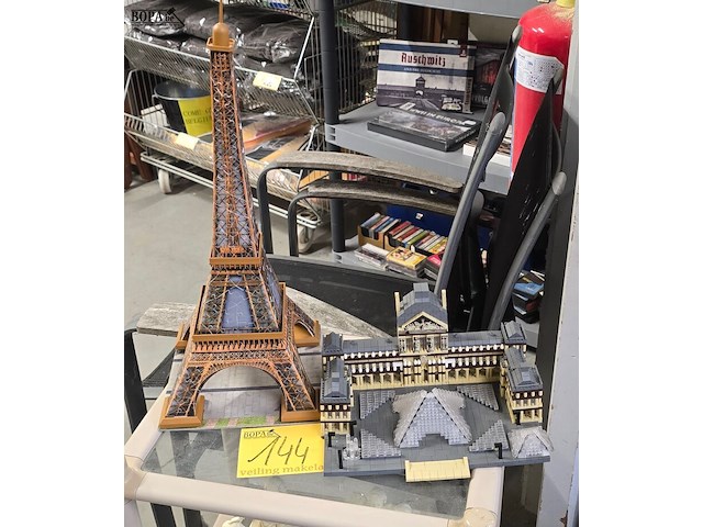 Lot 144 - lego louvre & 3d puzzel eifeltoren - afbeelding 1 van  3