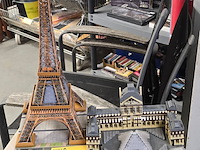 Lot 144 - lego louvre & 3d puzzel eifeltoren - afbeelding 1 van  3
