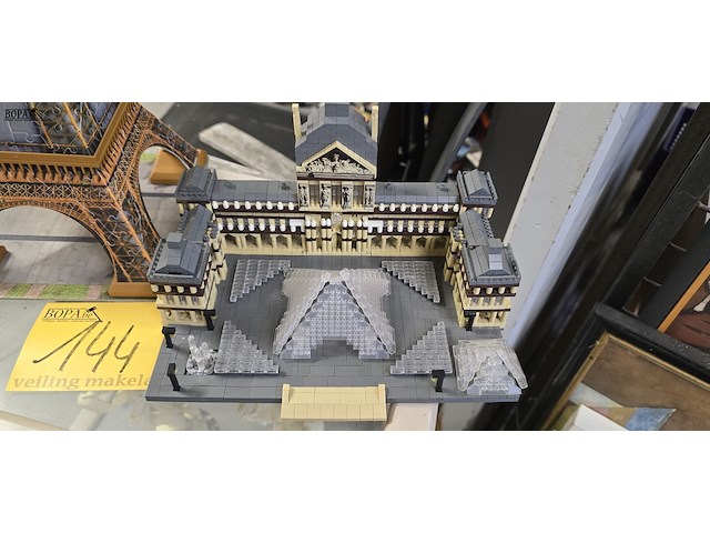 Lot 144 - lego louvre & 3d puzzel eifeltoren - afbeelding 2 van  3