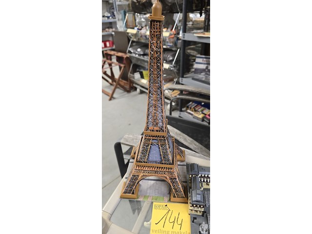 Lot 144 - lego louvre & 3d puzzel eifeltoren - afbeelding 3 van  3