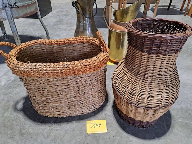 Lot 144 - rieten manden - 2 stuks - afbeelding 1 van  3