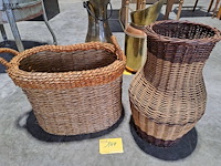 Lot 144 - rieten manden - 2 stuks - afbeelding 1 van  3