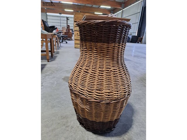 Lot 144 - rieten manden - 2 stuks - afbeelding 2 van  3