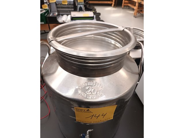 Lot 144 - rvs transportvat met kraan - afbeelding 2 van  3