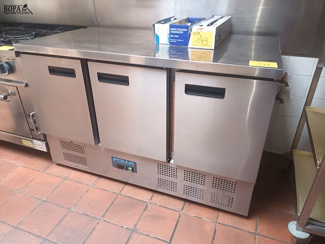 Lot 144 - rvs werktafel met opbergruimte - afbeelding 2 van  5