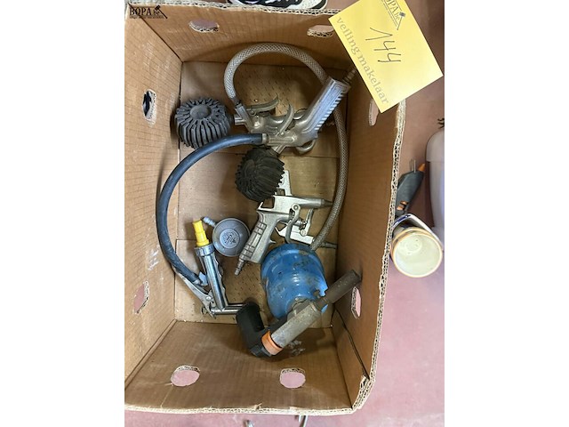 Lot 144 - set luchtgereedschap en luchtcompressor, spuitpistolen (6 st - afbeelding 1 van  3