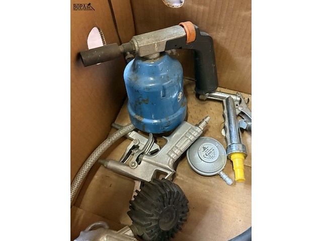 Lot 144 - set luchtgereedschap en luchtcompressor, spuitpistolen (6 st - afbeelding 2 van  3