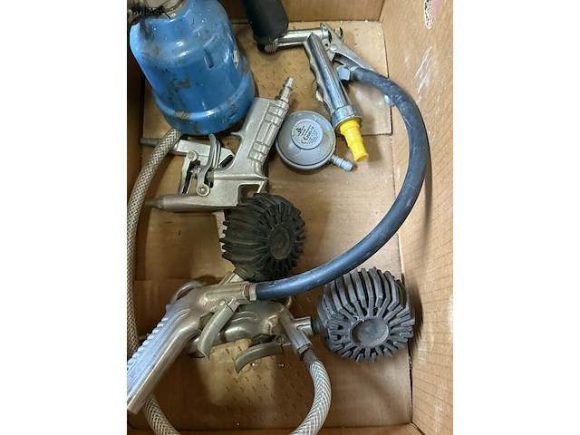 Lot 144 - set luchtgereedschap en luchtcompressor, spuitpistolen (6 st - afbeelding 3 van  3