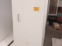 Lot 144 - transportkar met inhoud