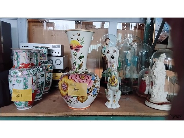 Lot 144 - vaas bassaro bloemenmotief handgeschilderd en bijpassend bee - afbeelding 1 van  3
