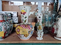 Lot 144 - vaas bassaro bloemenmotief handgeschilderd en bijpassend bee - afbeelding 1 van  3