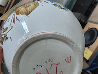 Lot 144 - vaas bassaro bloemenmotief handgeschilderd en bijpassend bee - afbeelding 2 van  3