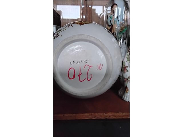 Lot 144 - vaas bassaro bloemenmotief handgeschilderd en bijpassend bee - afbeelding 3 van  3