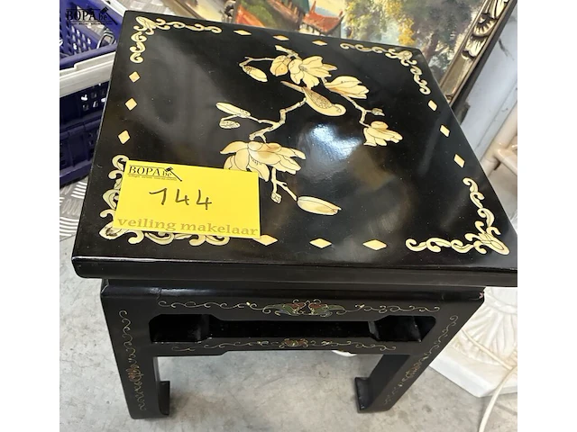 Lot 144 - vintage chinese theetafel - afbeelding 1 van  3