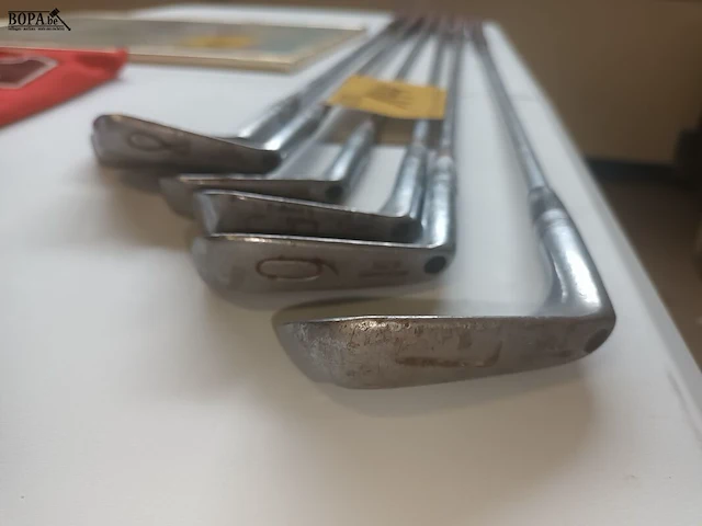 Lot 144 - vintage golf clubs wilson. 6 stuks - afbeelding 3 van  4