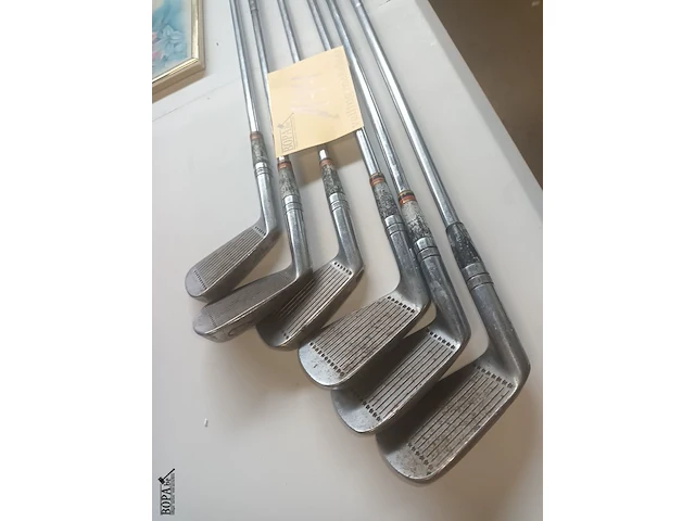 Lot 144 - vintage golf clubs wilson. 6 stuks - afbeelding 4 van  4