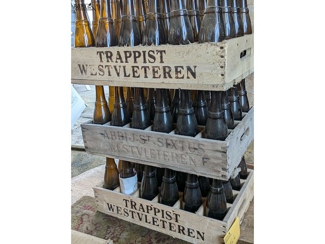 Lot 144 - westmalle bierkratten - afbeelding 1 van  4