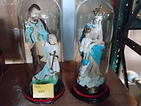Lot 145 - duo christus en mariabeeld onder stolp - afbeelding 1 van  1