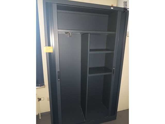 Lot 145 - hoge roldeurkast. 3 stuks - afbeelding 1 van  3