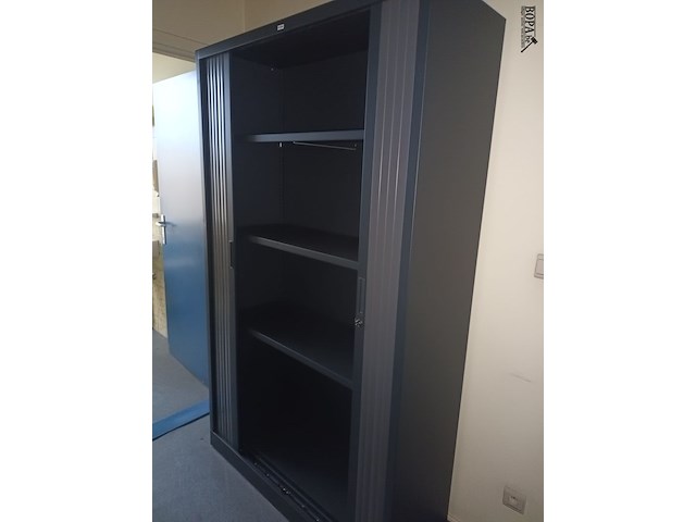 Lot 145 - hoge roldeurkast. 3 stuks - afbeelding 2 van  3