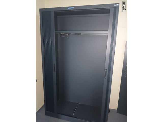 Lot 145 - hoge roldeurkast. 3 stuks - afbeelding 3 van  3