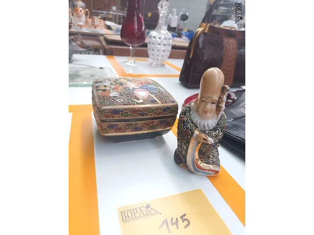 Lot 145 - japanse decoratie. 2 stuks - afbeelding 2 van  5