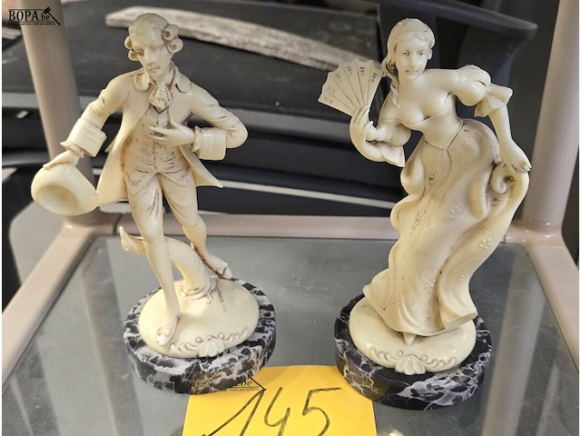 Lot 145 - koppel beeldjes in hars - afbeelding 1 van  5