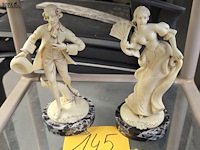 Lot 145 - koppel beeldjes in hars - afbeelding 1 van  5