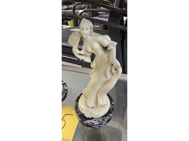 Lot 145 - koppel beeldjes in hars - afbeelding 2 van  5